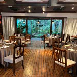 披露宴会場1つ目。中庭に繋がっていてゆっくり過ごせそうな環境でした。