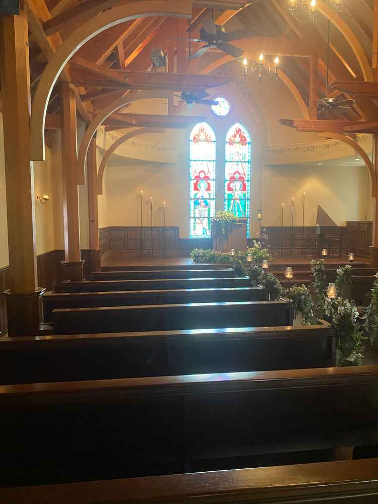 チャペルの写真です。デザインから木の温かみがありステンドグラスが綺麗なチャペルでした。