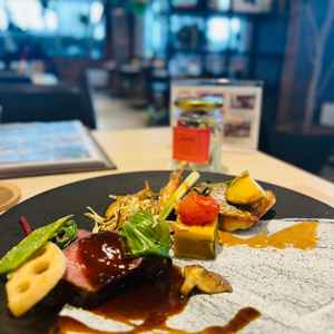 料理はボリュームがあって前菜、メイン、デザートを試食させていただきましたが、どれも美味しかったです。