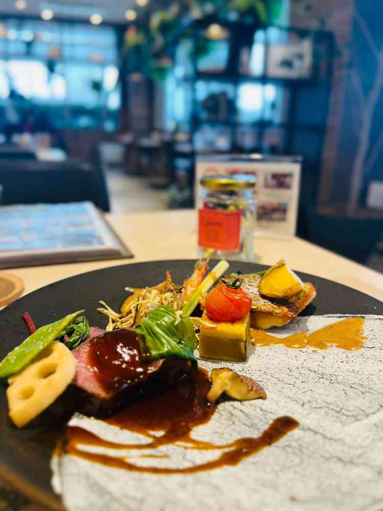 料理はボリュームがあって前菜、メイン、デザートを試食させていただきましたが、どれも美味しかったです。