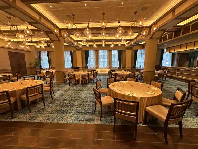 シックでありながらアットホームな雰囲気も感じる披露宴会場