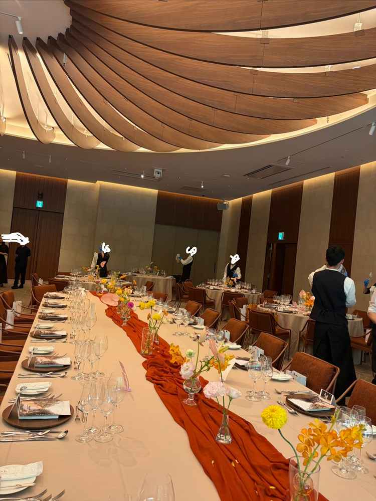 披露宴会場で長机がおしゃれでした。他の式場では丸テーブルが多いので新鮮でした。
