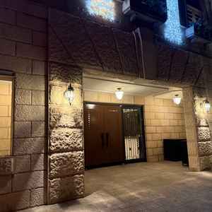 ゲストの入口ですが、ただの高級ホテルとかとは違い式場の格式を感じました。