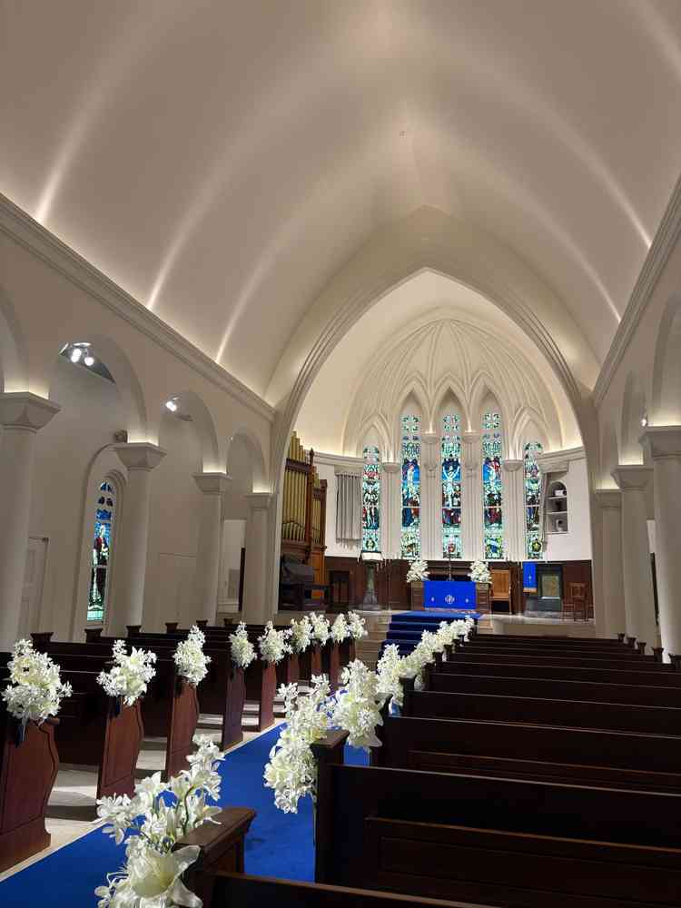 天候に左右されない綺麗なチャペルで青と白を基調とした雰囲気がとても良かった。