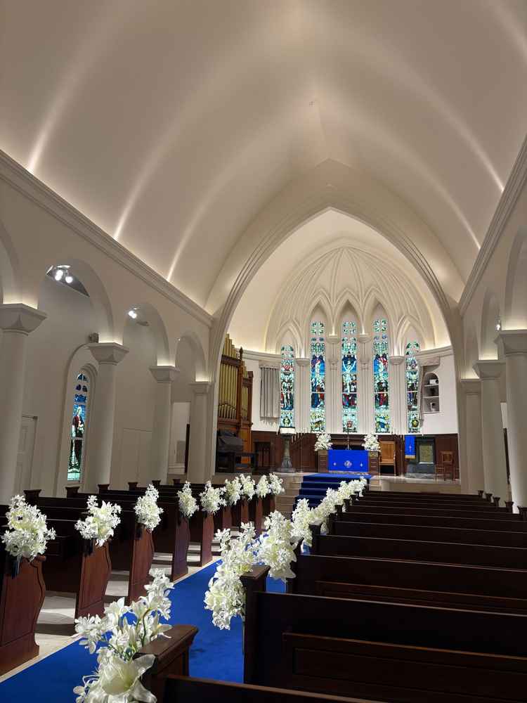 天候に左右されない綺麗なチャペルで青と白を基調とした雰囲気がとても良かった。