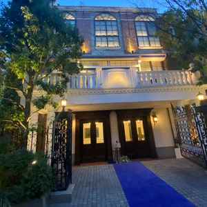 外観です。暗くなってからもいい意味で雰囲気が変わっていました。