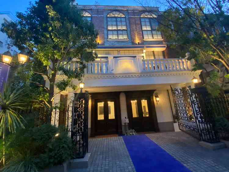 外観です。暗くなってからもいい意味で雰囲気が変わっていました。