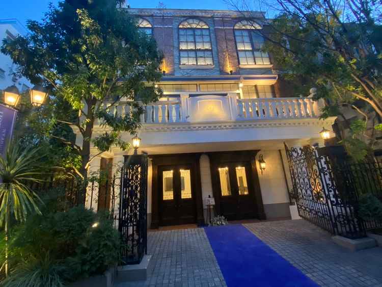 外観です。暗くなってからもいい意味で雰囲気が変わっていました。