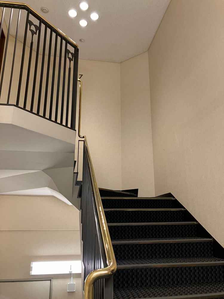 クラシカルな階段。人気のフォトスポットだそうです。