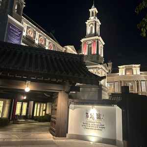 ライトアップされた入口