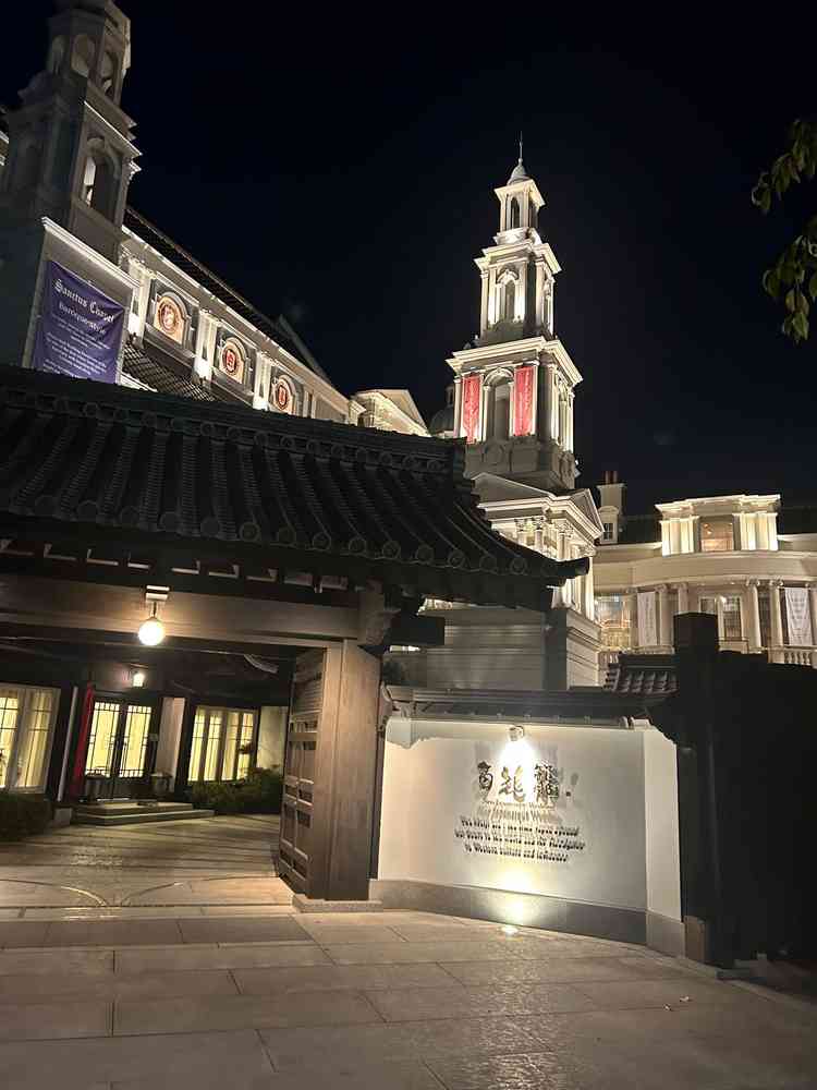 ライトアップされた入口