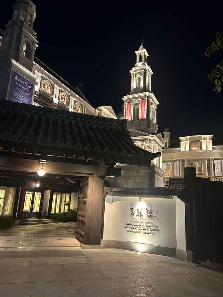 ライトアップされた入口