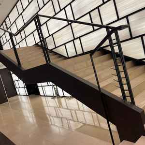 食会会場の階段。壁がライトになっておりシルエット演出が可能