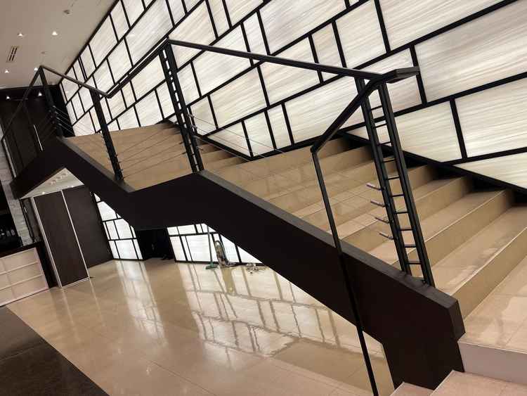 食会会場の階段。壁がライトになっておりシルエット演出が可能