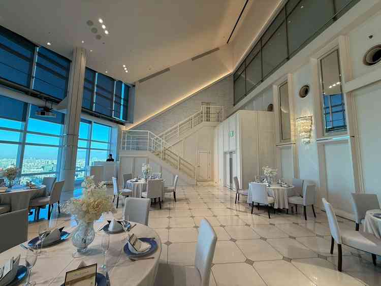 披露宴会場（入り口からみた）