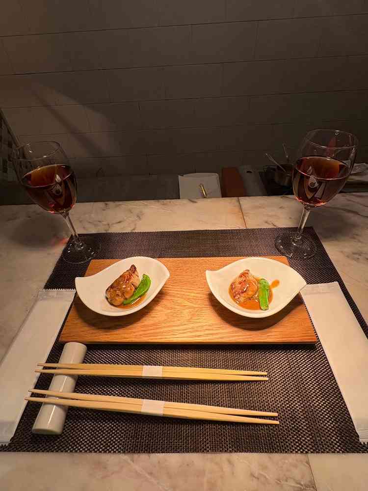 和モダンのお料理。フォアグラがとても美味しかった。どんなお料理でもお箸で食べられるよう配慮されてる。