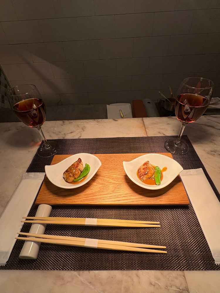 和モダンのお料理。フォアグラがとても美味しかった。どんなお料理でもお箸で食べられるよう配慮されてる。