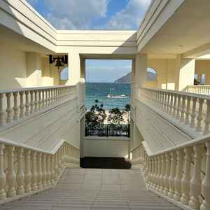 フラワーシャワー等行う大階段