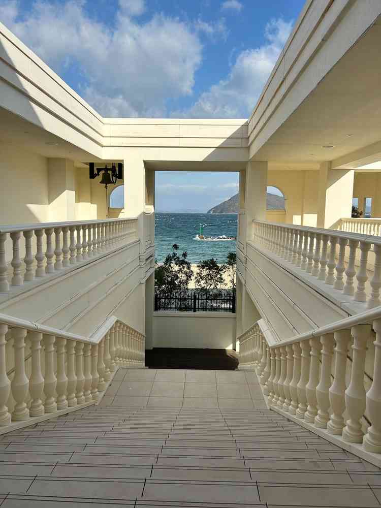 フラワーシャワー等行う大階段