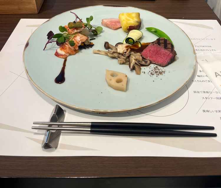 お肉は柔らかくて美味しかったです。オマール海老も美味しかったです。