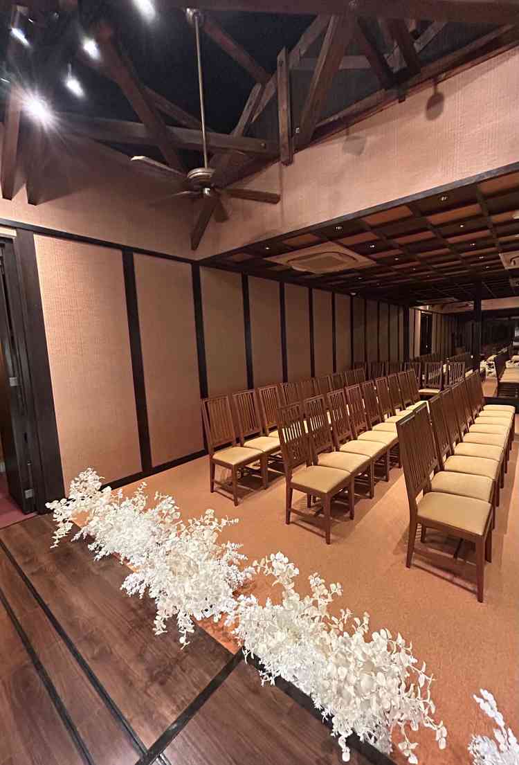 和の雰囲気のチャペル。通路を短くして家族や親戚との距離が短くなるようになっていて良かったです。