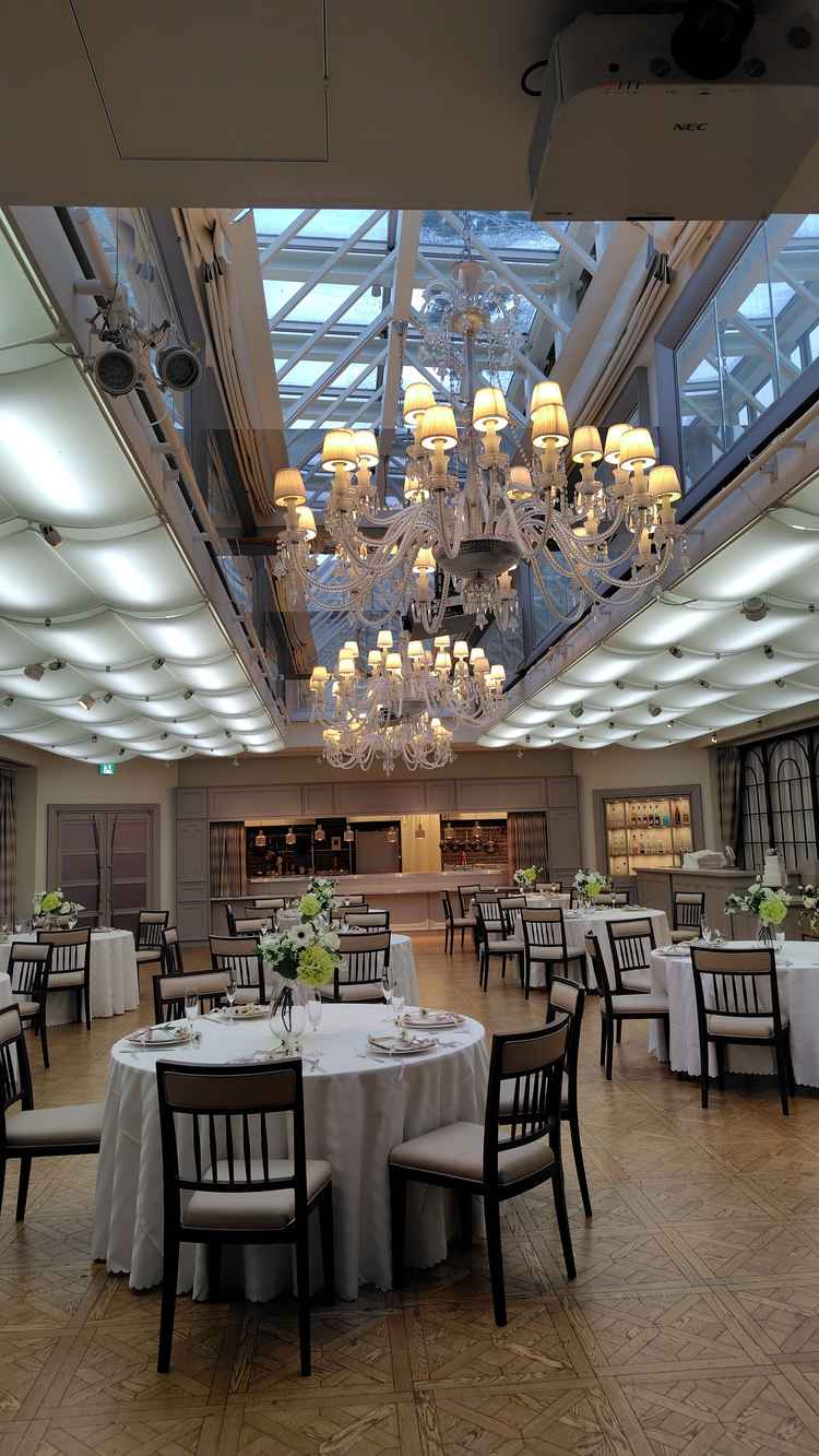 披露宴会場。天窓があり明るかったです。