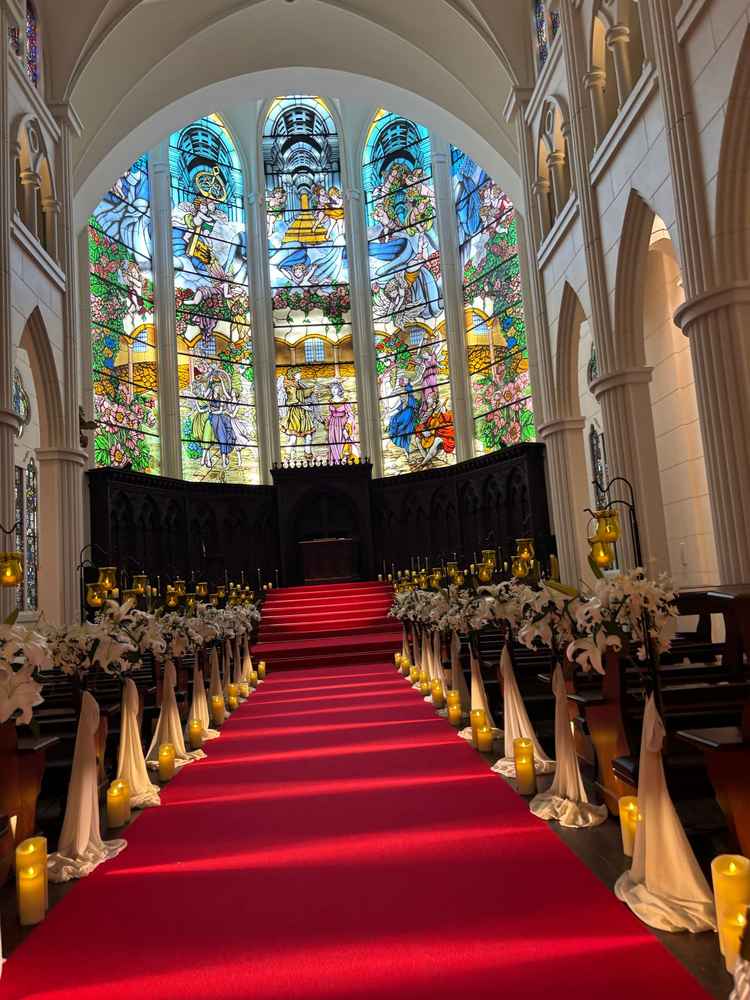 挙式会場の写真。全天候型のステンドグラスのため雨の日でも大丈夫なようです。