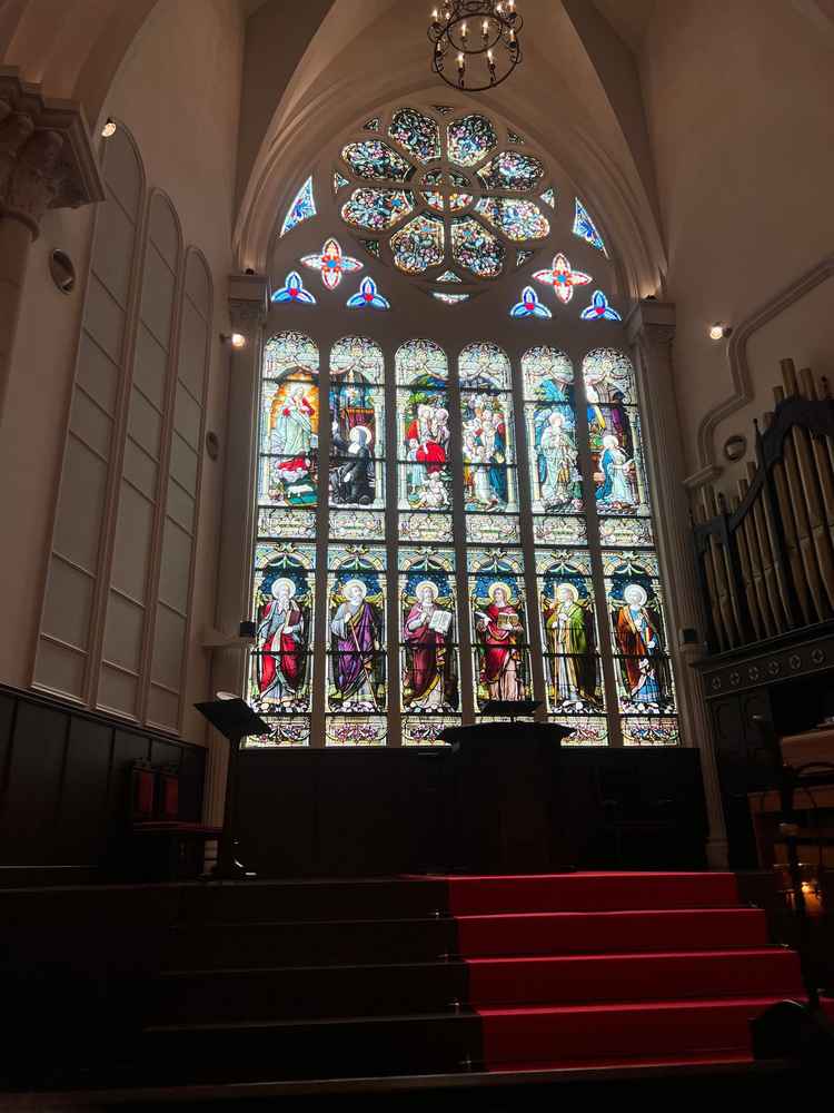 サイトで見てた通りの綺麗な本物のステンドグラス