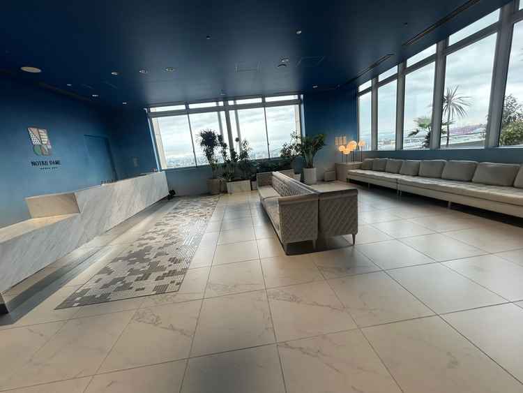 ロビー。エレベーターを降りた瞬間空をイメージした全面青の空間が広がり、非日常を感じることができます。