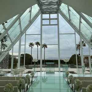 挙式会場の写真。晴れているととても綺麗です。噴水の演出もあります。