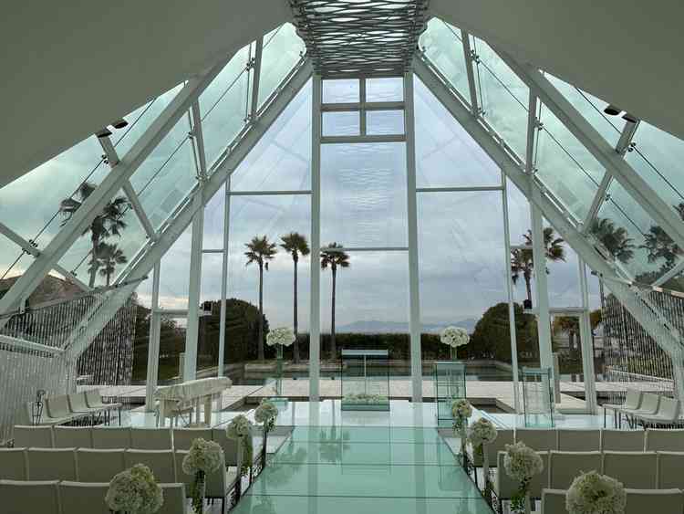 挙式会場の写真。晴れているととても綺麗です。噴水の演出もあります。