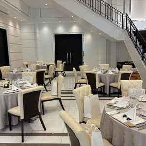 披露宴会場のひとつです。階段も特徴的で閉鎖的な空間に縦の広がりを感じました。