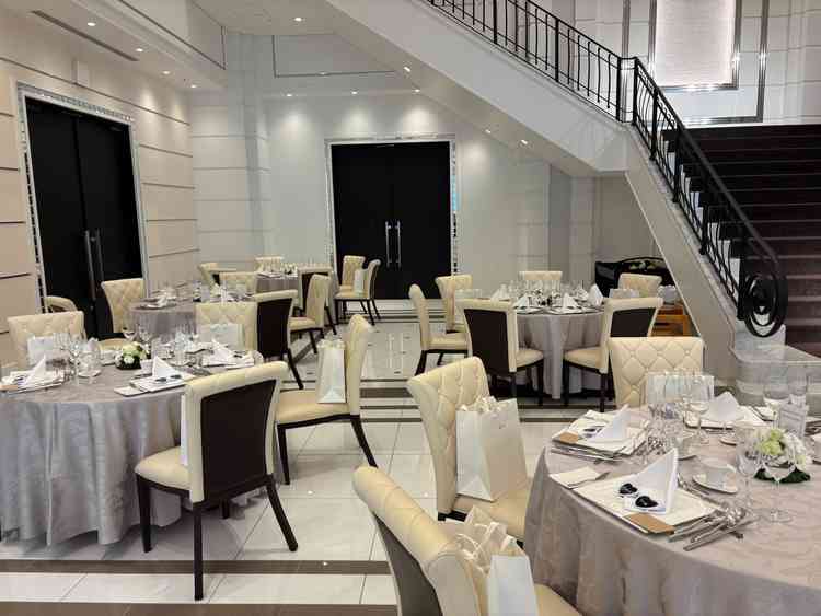 披露宴会場のひとつです。階段も特徴的で閉鎖的な空間に縦の広がりを感じました。