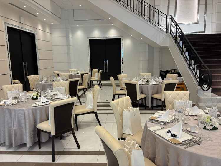 披露宴会場のひとつです。階段も特徴的で閉鎖的な空間に縦の広がりを感じました。