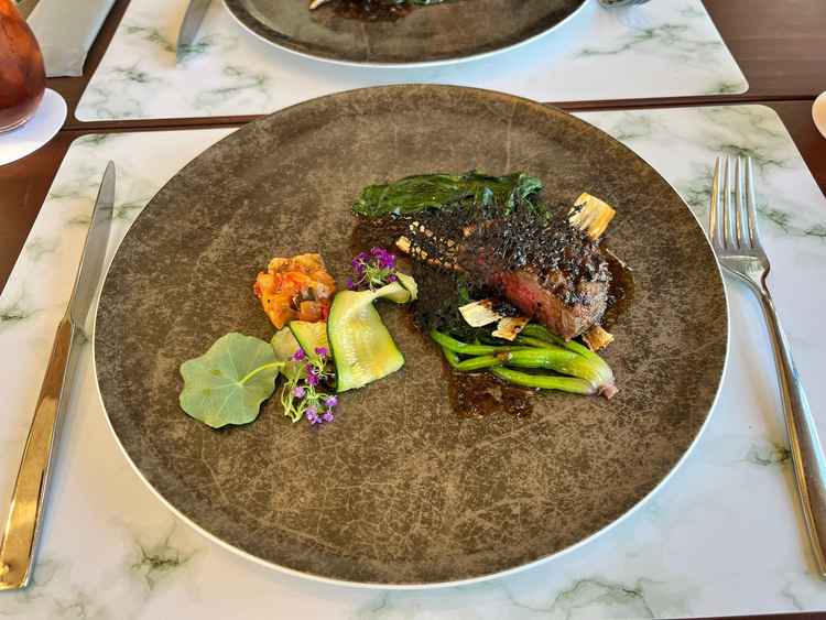 国産牛のステーキ。肉は柔らかく、付け合せも絶品