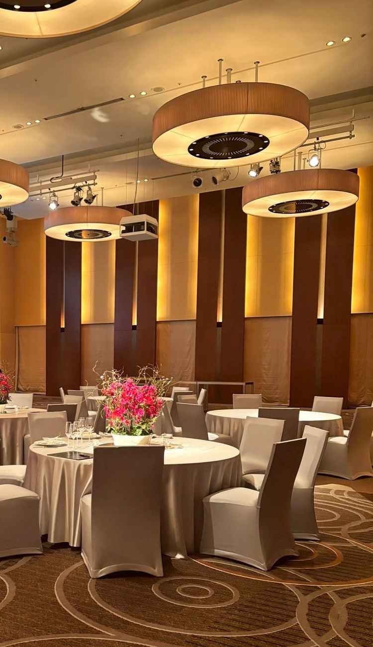 【風波 KAZANAMI】天井が高く、間接照明もとてもおしゃれで開放感があり最高です！