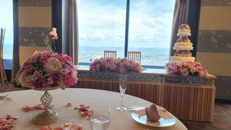 展望階の披露宴会場　新郎新婦席
