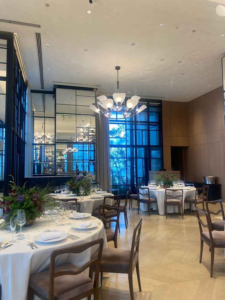 一つ目の披露宴会は鏡が多くとても印象に残る会場でした！80名以下ならおすすめとのこと。