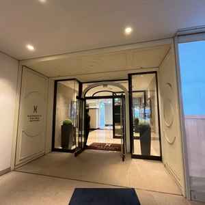 正面入り口。ビルインタイプで少し奥まっているので招待客が少し迷うかもしれない。