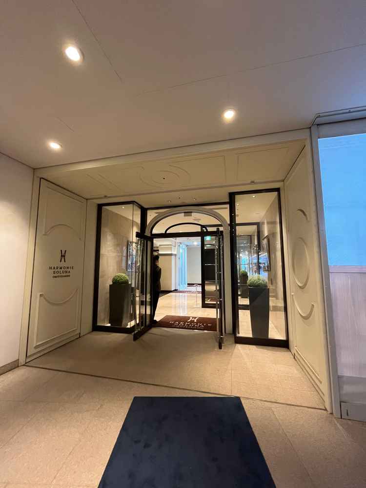 正面入り口。ビルインタイプで少し奥まっているので招待客が少し迷うかもしれない。