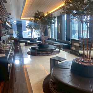 エレベーターより上がって9階、待合室が広がっていた。デザインはシンプル、敷地は広くソファも多い。