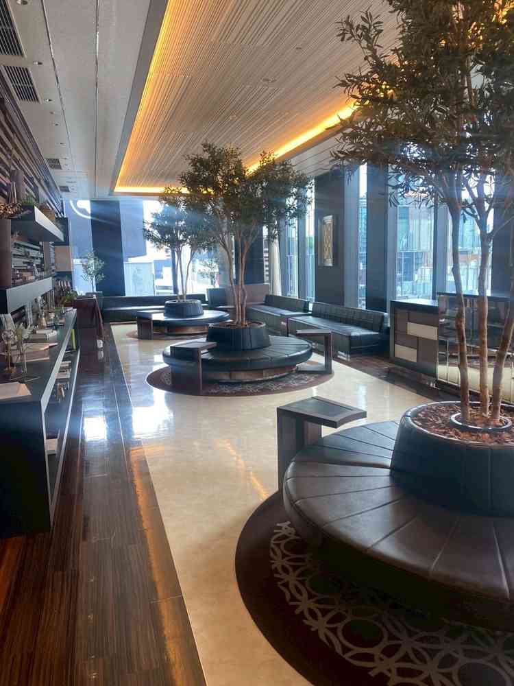 エレベーターより上がって9階、待合室が広がっていた。デザインはシンプル、敷地は広くソファも多い。