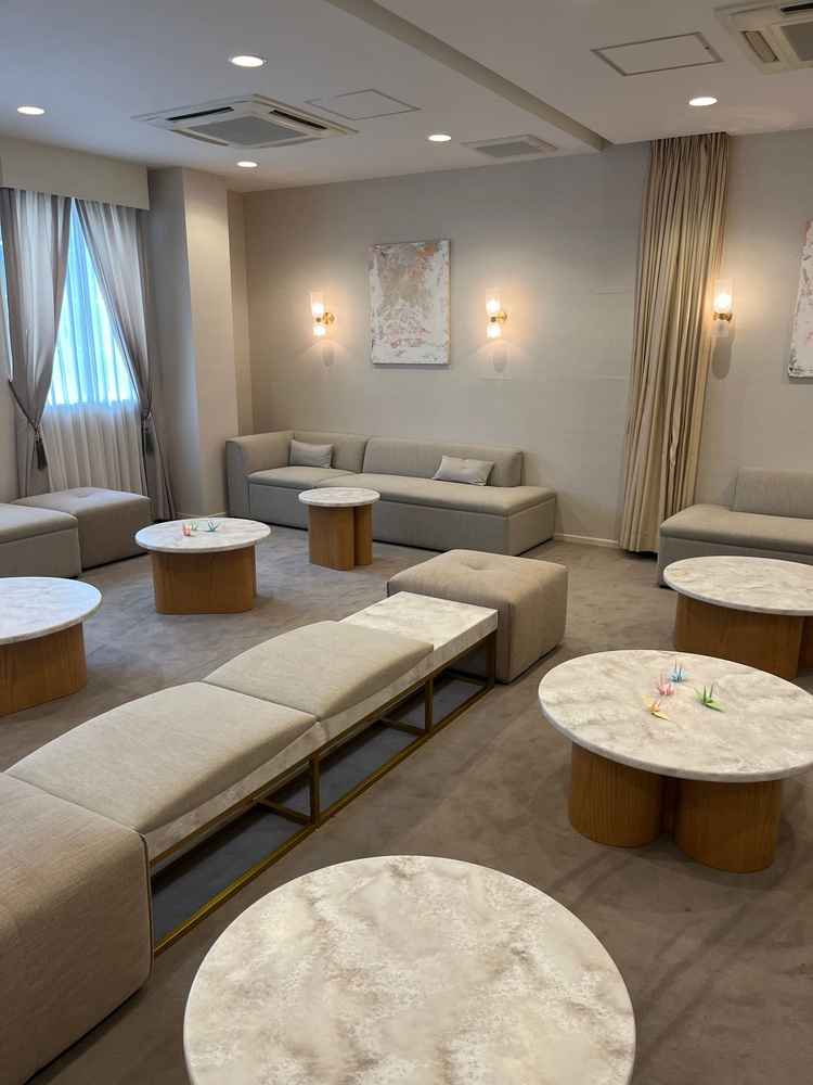 親族の控室だそうです。ゆったり広く、硬い椅子じゃなくソファーがあるのがありがたいなと思いました。