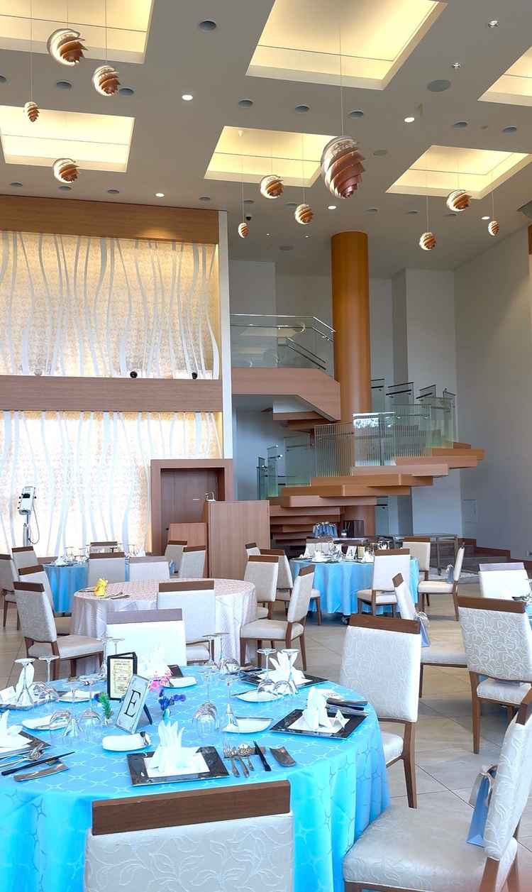 自然あふれる披露宴会場です。電気が松ぼっくりになっているのが素敵でした。