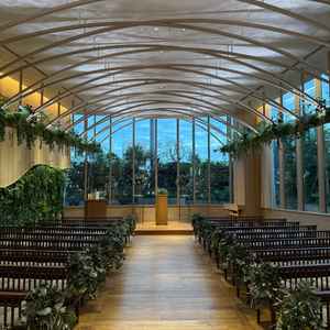 チャペルの雰囲気です。木目調が温かい印象