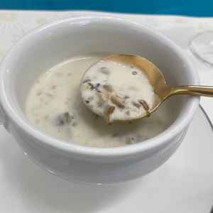 きのこトリュフのスープです。トリュフの香りが良く、上品な味わいです。