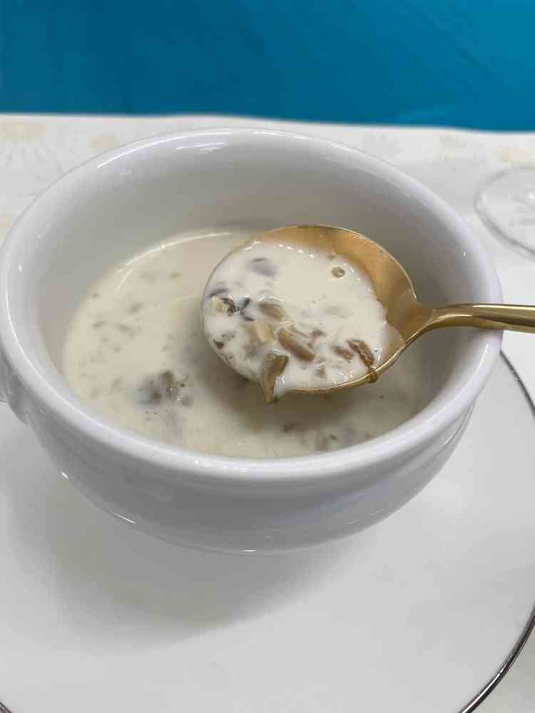 きのこトリュフのスープです。トリュフの香りが良く、上品な味わいです。