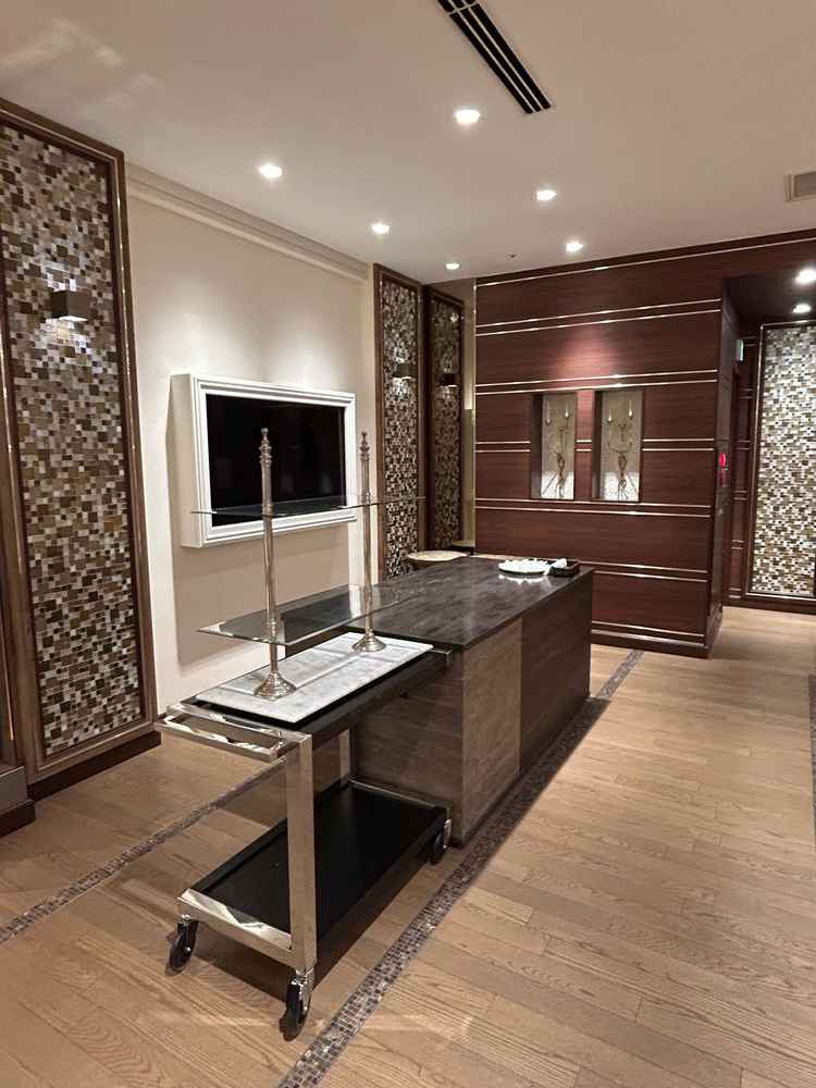 披露宴会場前の前室。受付やウェルカムパーティーもできるとのこと。