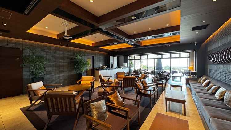 圧巻の広さを誇るゲストラウンジ。宴会場と疑うほどのゆとりで、プロジェクターも完備しており動画再生可。