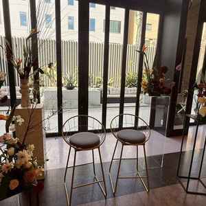 披露宴会場のメインテーブルになります。外に行って写真を撮ることもできます。